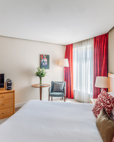 Stay in The Heart of Kilkenny City - Room with Desk and Double Bed
