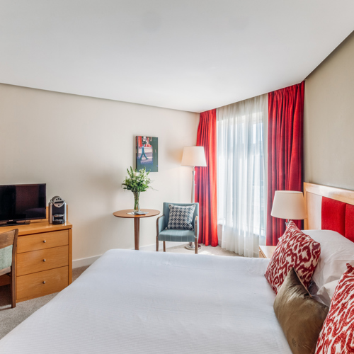 Stay in The Heart of Kilkenny City - Room with Desk and Double Bed