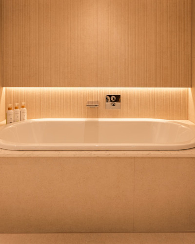 Hotels in Kilkenny City - Bathroom with a Modern Bathtub