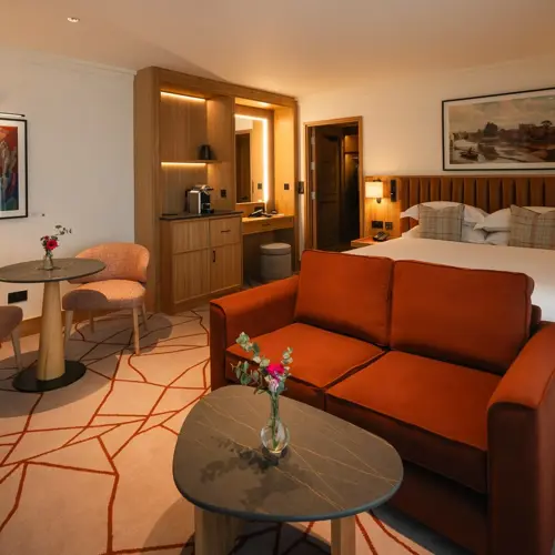 Kilkenny Suites Hotel with City View - Hotel room with sofa